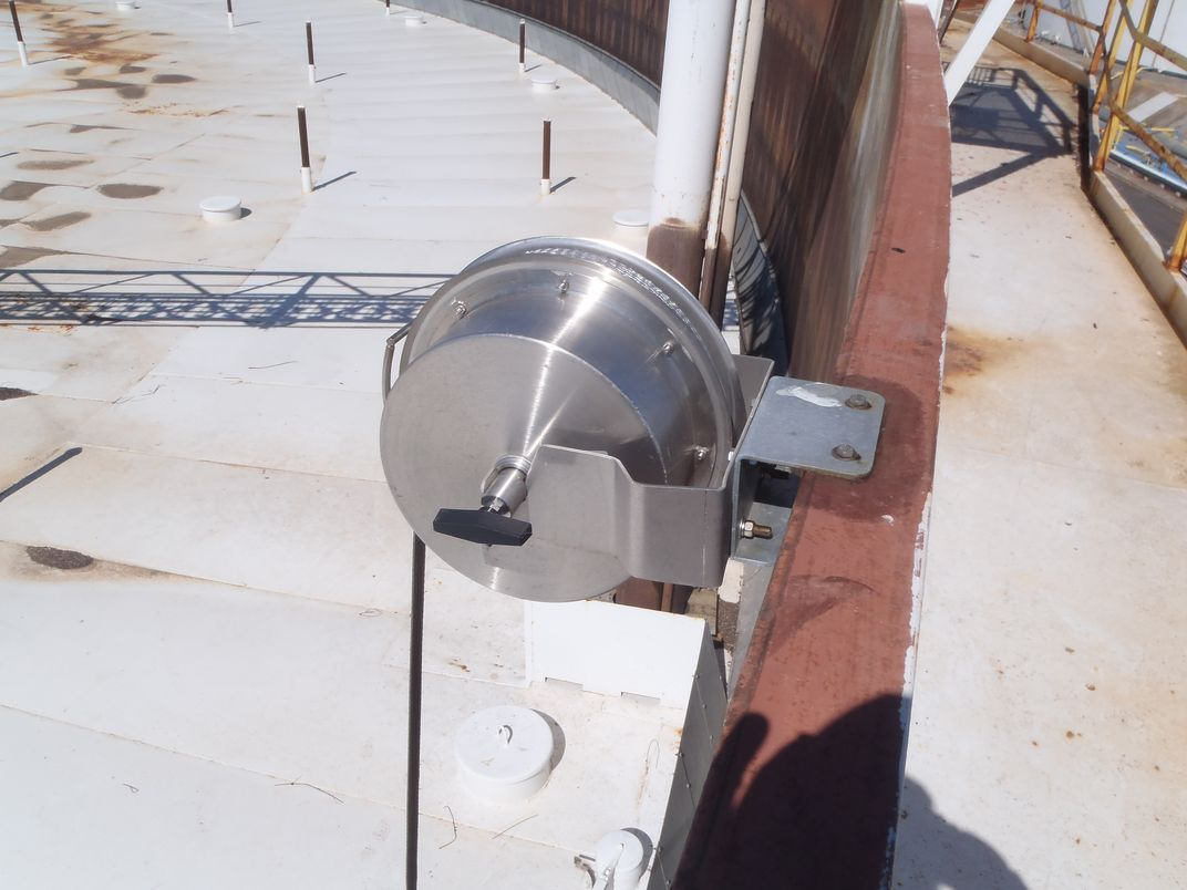 Retractable Grounding Assembly for Floating Roof Tanks